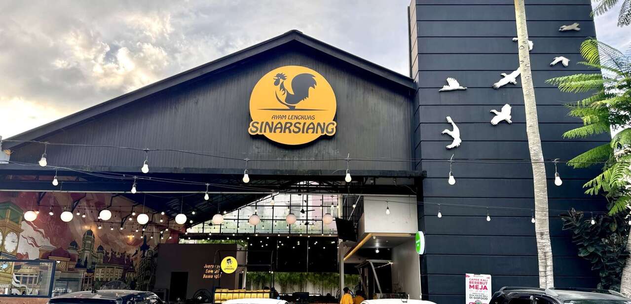 Wajib Coba! Ayam Lengkuas Sinar Siang Jadi Spot Nongkrong Favorit di Medan