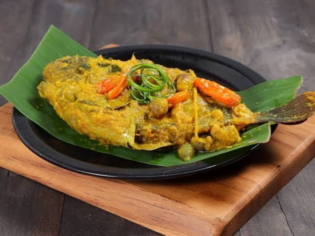 Pesmol Ikan Mas Bumbu Kuning, Gurih Pedas Medok Bikin Nagih