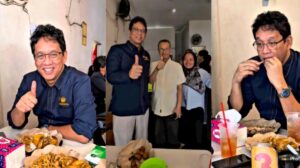 Menkeu Purbaya Cicipi Ayam Afrika di Kebon Sirih, Rasanya Bikin Penasaran